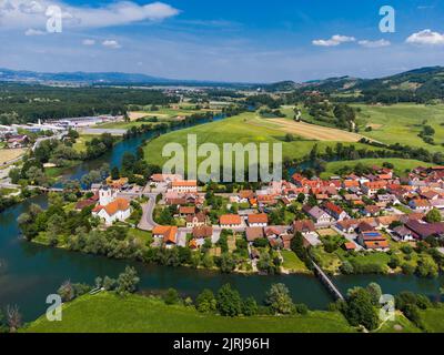 Kostanjevica na Krki Città medievale circondata dal fiume Krka, Slovenia, Europa. Vista aerea. Foto Stock