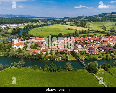 Kostanjevica na Krki Città medievale circondata dal fiume Krka, Slovenia, Europa. Vista aerea. Foto Stock