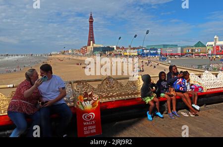 Blackpool Tower and Promenade, viewed from Central Piers Victorian Boardwalk 1868, Blackpool, Lancashire, England, UK, FY1 5BB Foto Stock