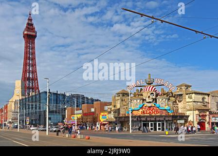 The Blackpool Tower, famosa icona, sul lungomare, Blackpool North West resort, Lancashire, Inghilterra, Regno Unito, FY1 4BJ Foto Stock
