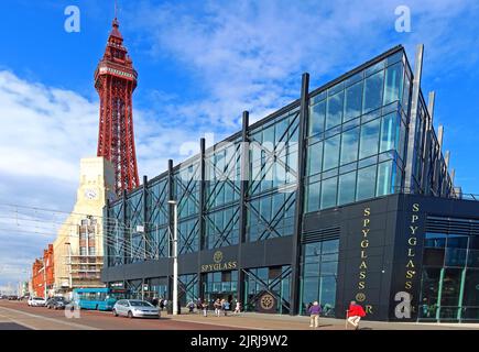 The Blackpool Tower & Spyglass bar, famosa icona, sul lungomare, Blackpool North West resort, Lancashire, Inghilterra, UK, FY1 4BJ Foto Stock