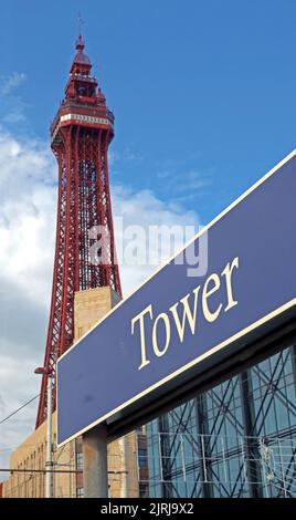 The Blackpool Tower & Spyglass bar, famosa icona, sul lungomare, Blackpool North West resort, Lancashire, Inghilterra, UK, FY1 4BJ Foto Stock