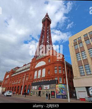 The Blackpool Tower, famosa icona, sul lungomare, Blackpool North West resort, Lancashire, Inghilterra, Regno Unito, FY1 4BJ Foto Stock