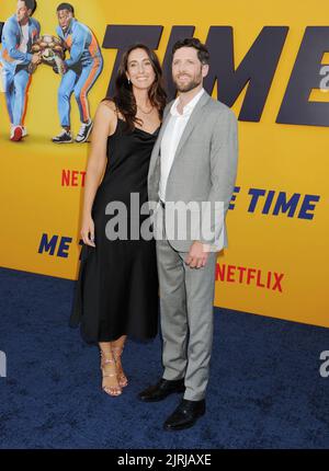 LOS ANGELES, CA - Agosto 23: Lauren Hennessey (L) e ospite partecipano alla prima di Los Angeles del 'Me Time' di Netflix al Regency Village Theatre di Augus Foto Stock