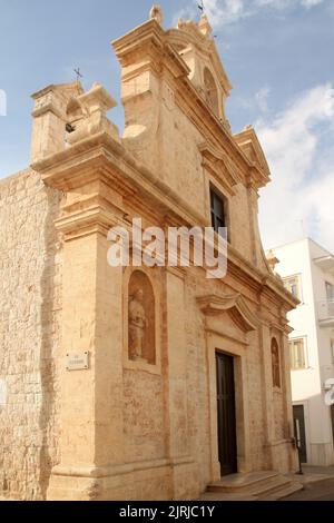 Vista esterna della Chiesa di Santa Maria del Caroseno (16th ° secolo) a Castellana Grotte, Italia Foto Stock