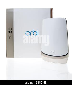 Winneconne, WI - 20 agosto 2022: Un pacchetto di NETGEAR Orbi AXE11000 RBKE963 l'ulitmate in smart home WIFI quad band mesh sistema wifi su un isolato Foto Stock