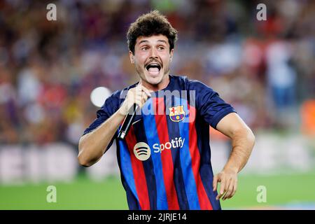 Barcellona, Spagna. 24th ago, 2022. Miki Nunez canta prima dell'amichevole incontro tra il FC Barcelona e Manchester City allo Stadio Spotify Camp Nou di Barcellona, Spagna. Credit: Christian Bertrand/Alamy Live News Foto Stock