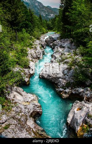 Emerald Soca River in Soca Valley, Slovenia, Europa. Foto Stock