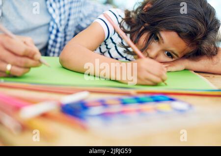 Le ceneri si sono concentrate sul suo capolavoro. Una bambina che si colorava con suo padre a casa. Foto Stock