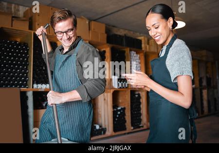 Tablet digitale, produzione di vino o lavoro di squadra degli agricoltori che producono o riciclano frutta in alcol. Sostenibilità lavoratori agricoli, uomo o donna con Foto Stock