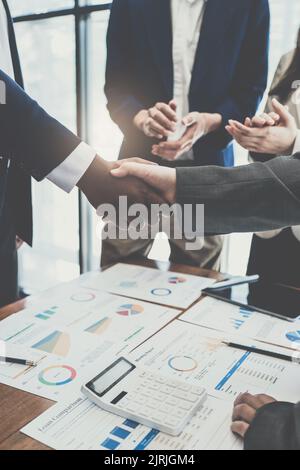 Uomini d'affari di successo si stringono dopo un buon affare nella sala riunioni Foto Stock