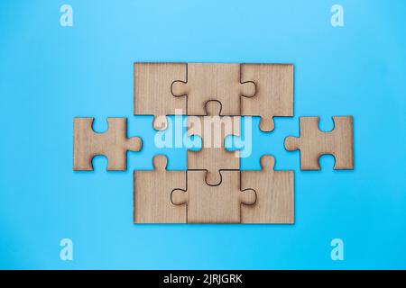 Puzzle pezzi infiniti su sfondo blu, Copia spazio. Foto Stock