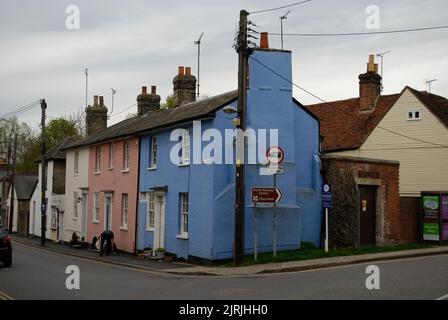 Antiche case colorate all'angolo di Bridge Street, nella città vecchia di Coggeshall Foto Stock