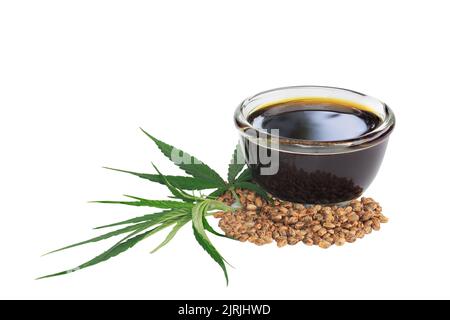Olio di cannabis CBD. Olio di canapa e semi di canapa isolati su sfondo bianco. Olio di cannabis sano. Foto Stock