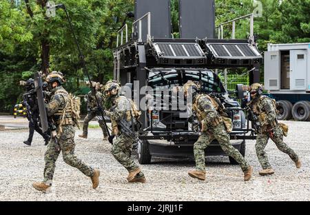 Seul, Corea del Sud. 24th ago, 2022. I soldati sudcoreani partecipano a un'esercitazione antiterrorismo ai margini delle esercitazioni militari congiunte dello Scudo di libertà Ulchi (UFS) della Corea del Sud-USA, presso la sede centrale della metropolitana di Seoul a Seoul. L'esercizio Ulchi Freedom Shield (UFS) è previsto per tutto il 1 settembre, con una serie di esercitazioni di emergenza, come manovre simultanee sul campo che non sono state tenute negli ultimi anni sotto la precedente guida dell'amministrazione Moon Jae-in per la pace con la Corea del Nord. Credit: SOPA Images Limited/Alamy Live News Foto Stock