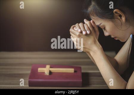 Giovane donna religiosa che prega a Dio al mattino, spirtualità e religione, concetti religiosi Foto Stock