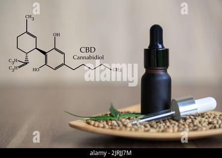 Composizione del CBD nella cannabis, olio di cannabis in bottiglia di vetro nero opaco, olio di cannabis biologico, concetto di medicina alternativa alle erbe. Erbe biologiche. Scie Foto Stock