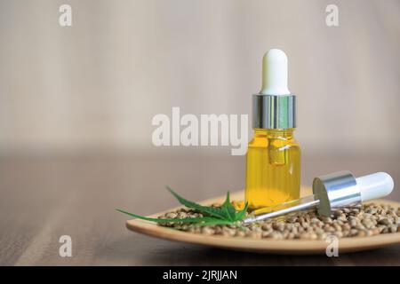 Cannabis CBD prodotti di canapa, estratti di olio di cannabis in vasi, marijuana medica paziente e olio. Rimedio o farmaco alternativo, concetto di medicina Foto Stock