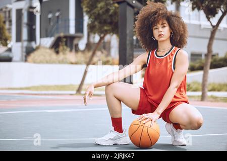 Campo da basket, sport e donna nera con la moda che vive uno stile di vita sano, fitness e cultura dell'esercizio fisico. Ritratto di cool, swag e afro ragazza Foto Stock