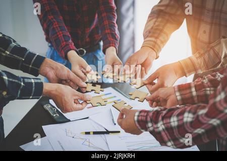 Gruppo di persone d'affari assemblare puzzle, concetti di cooperazione, lavoro di squadra, aiuto e sostegno nel business, simbolo di associazione e connectio Foto Stock