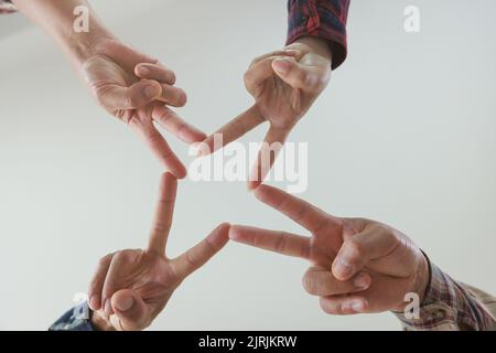 Gruppo di mani diverse che si uniscono, concetto di lavoro di squadra Foto Stock