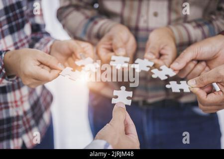 Gruppo di persone d'affari assemblare puzzle, concetti di cooperazione, lavoro di squadra, aiuto e sostegno nel business, simbolo di associazione e connectio Foto Stock