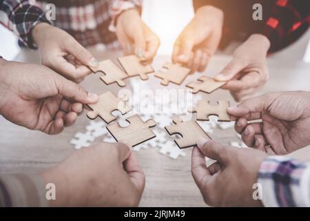 Gruppo di persone d'affari assemblare puzzle, concetti di cooperazione, lavoro di squadra, aiuto e sostegno nel business, simbolo di associazione e connectio Foto Stock