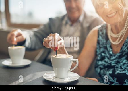 Il caffè è una bevanda che meglio si condivide. Una coppia matura che passa la giornata insieme. Foto Stock