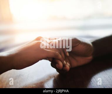 Creare quel collegamento personale. Primo piano di due persone che tengono le mani in comfort. Foto Stock