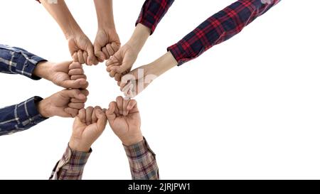 Team aziendale che si raggiunge l'un l'altro isolato su sfondo bianco. Il lavoro di squadra di affari viene il concetto di mano in mano, la gente si unisce per il successo dell'autobus Foto Stock