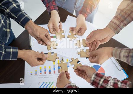 Un gruppo di persone d'affari assemblare puzzle, il concetto di cooperazione, Business teamwork concetto, le persone si uniscono per il successo del business coo Foto Stock