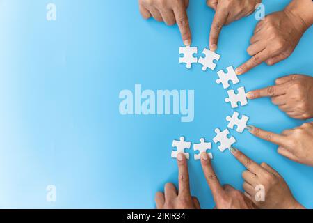 Gruppo di persone d'affari assemblare puzzle, concetti di cooperazione, lavoro di squadra, aiuto e sostegno nel business, simbolo di associazione e connectio Foto Stock