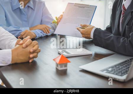 Gli agenti immobiliari offrono listini prezzi e condizioni per l'acquisto di case, case commerciali e immobili. Foto Stock