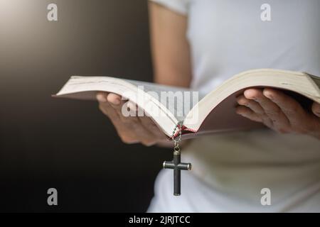 Donna che prega sulla Sacra bibbia al mattino. Donna mano con la Bibbia che prega. Foto Stock