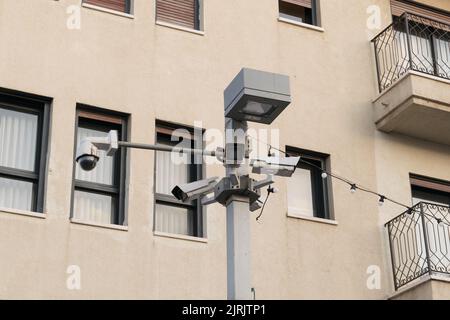 Telecamere di sicurezza CCTV su un lampione stradale. Foto Stock