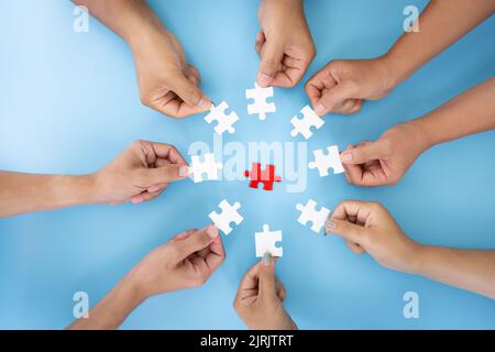 Business concept, gruppo di persone aziendali che assemblano puzzle e rappresentano il supporto del team e aiutano a collaborare Foto Stock