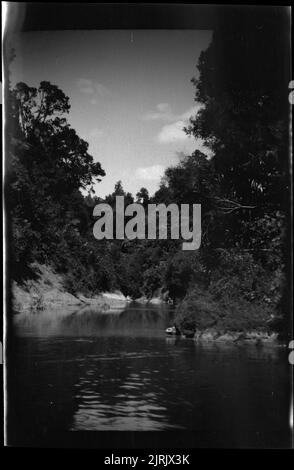 [Fiume Wanganui], 1920s a 1930s, fiume Whanganui, da Roland Searle. Foto Stock