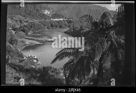 [Fiume Wanganui], 1920s a 1930s, fiume Whanganui, da Roland Searle. Foto Stock