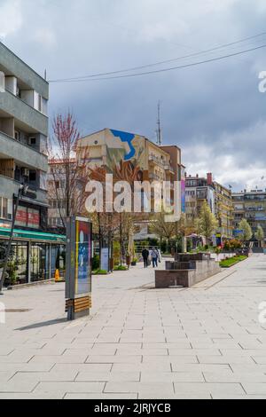 Edifici di appartamenti ristrutturati con pareti colorate nel centro di Tirana, Albania Foto Stock