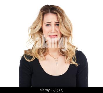 Metti la tua felicità al primo posto. Studio di una giovane donna isolata su bianco. Foto Stock