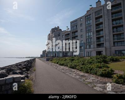 Breskens, Paesi Bassi, 18 luglio 2022, appartamenti di lusso presso il porto turistico di Breskens Port Scaldis Foto Stock