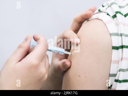 Foto del file datata 21/12/21 di un vaccino di richiamo del coronavirus somministrato, in quanto le persone di età pari o superiore a 50 anni sono state invitate a presentare la loro prossima vaccinazione di richiamo del vaccino Covid-19. Foto Stock