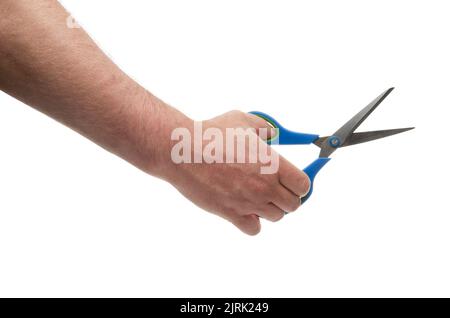 Mano con forbici in metallo con manici in plastica blu. Isolato su sfondo bianco con tracciato di ritaglio Foto Stock