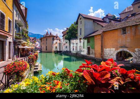 Città vecchia di Annecy con il fiume Thiou, palazzo medievale il Palais de l'Isle, Annecy, Francia Foto Stock