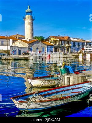 Il faro di le=Grau-du-Roi, un piccolo porto sul lato ovest della Camargue è stato costruito nel 1829 ed è ancora in ottime condizioni. Foto Stock