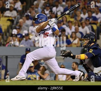 Los Angeles, Stati Uniti. 25th ago, 2022. Los Angeles Dodgers Austin Barnes colpisce un singolo RBI durante la quarta edizione al Dodger Stadium di Los Angeles mercoledì 24 agosto 2022. Foto di Jim Ruymen/UPI Credit: UPI/Alamy Live News Foto Stock