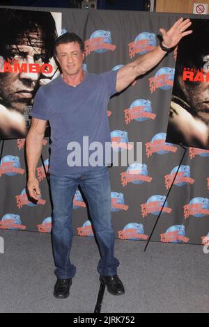 Manhattan, Stati Uniti d'America. 17th Jan, 2008. NEW YORK - 17 GENNAIO 2008: L'attore Sylvester Stallone posa per le foto mentre dona memorabilia da 'Rambo' al pianeta Hollywood in Times Square il 17 gennaio 2008 a New York City persone: Sylvester Stallone credito: Storms Media Group/Alamy Live News Foto Stock