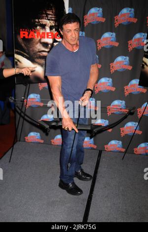 Manhattan, Stati Uniti d'America. 17th Jan, 2008. NEW YORK - 17 GENNAIO 2008: L'attore Sylvester Stallone posa per le foto mentre dona memorabilia da 'Rambo' al pianeta Hollywood in Times Square il 17 gennaio 2008 a New York City persone: Sylvester Stallone credito: Storms Media Group/Alamy Live News Foto Stock