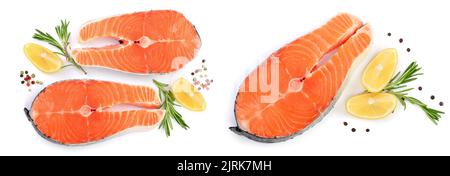 Fetta di salmone di pesce rosso con limone, rosmarino e pepe verde isolato su fondo bianco. Vista dall'alto. Giacitura piatta. Set o raccolta Foto Stock
