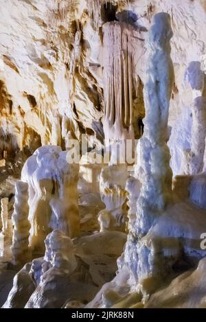 spettacolari stalagmiti e stalattiti. scena all'interno di una delle grotte più lunghe della romania. formazione geologica delle grotte di ursus Foto Stock